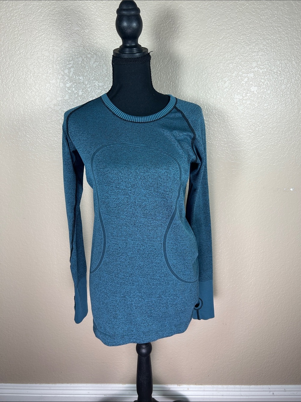 Lululemon Teal Long Sleeve Crew Neck Top Size 8 Thumbholes